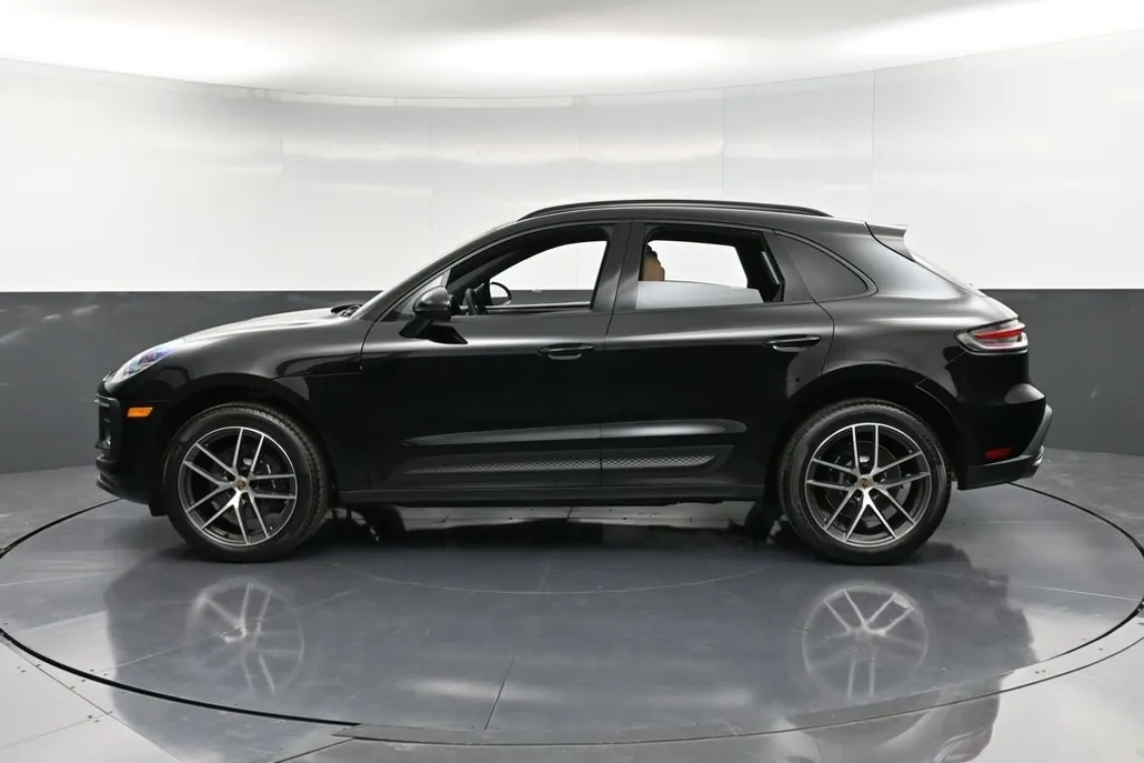 2025 Porsche Macan T photo 1