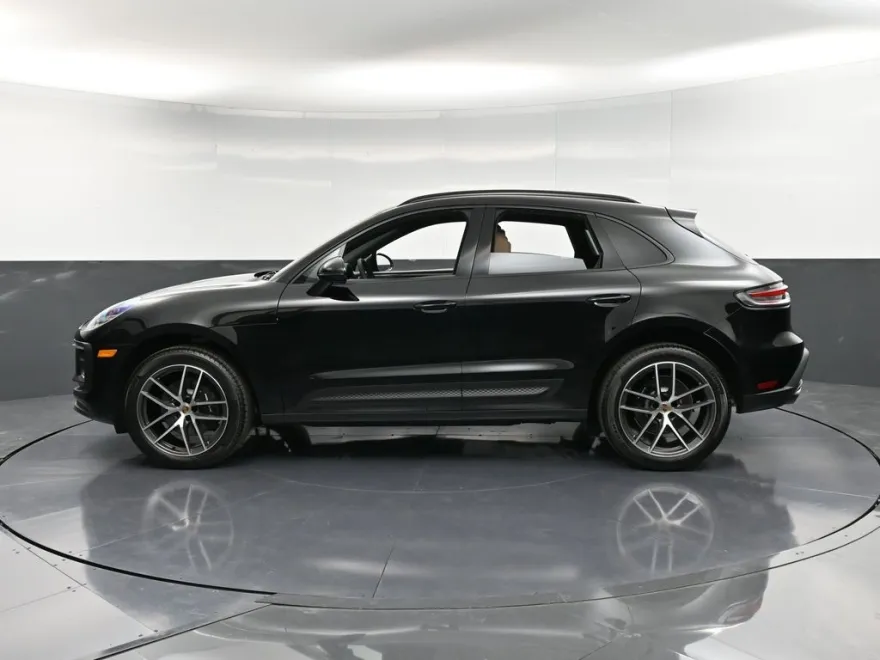 2025 Porsche Macan T photo 1