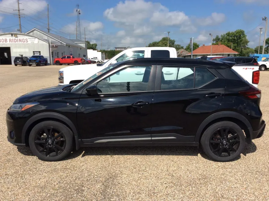 2022 Nissan Kicks SR photo 1