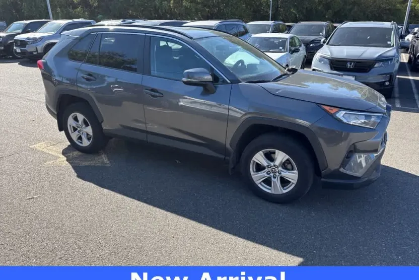 2021 Toyota RAV4 XLE photo 1