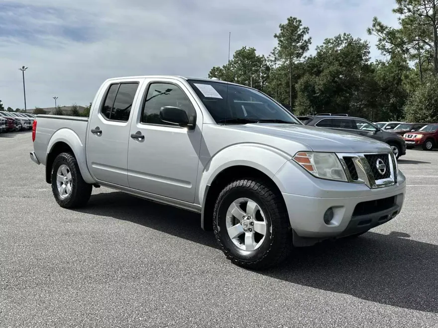 2012 Nissan Frontier SV Crew Cab photo 1
