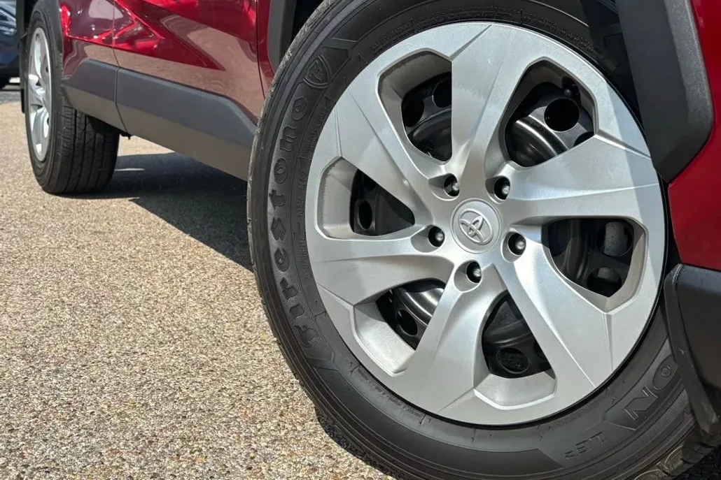 2022 Toyota RAV4 LE photo 1