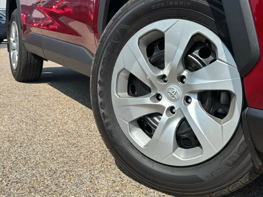 2022 Toyota RAV4 LE photo 1