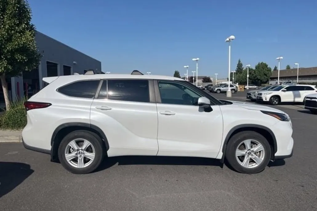 2023 Toyota Highlander LE photo 1