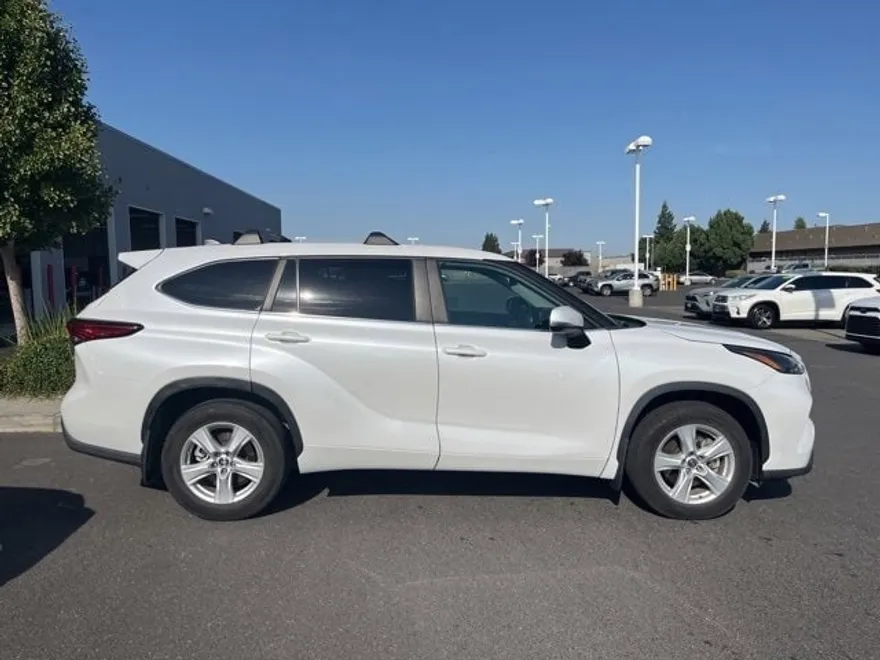 2023 Toyota Highlander LE photo 1