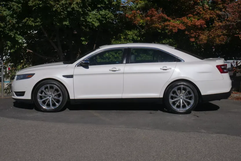 2016 Ford Taurus Limited photo 1