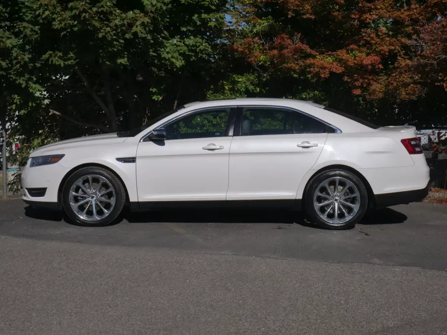2016 Ford Taurus Limited photo 1