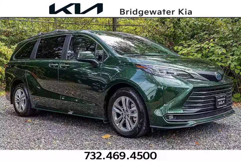 2025 Toyota Sienna XLE photo 1