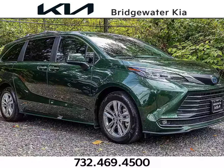 2025 Toyota Sienna XLE photo 1