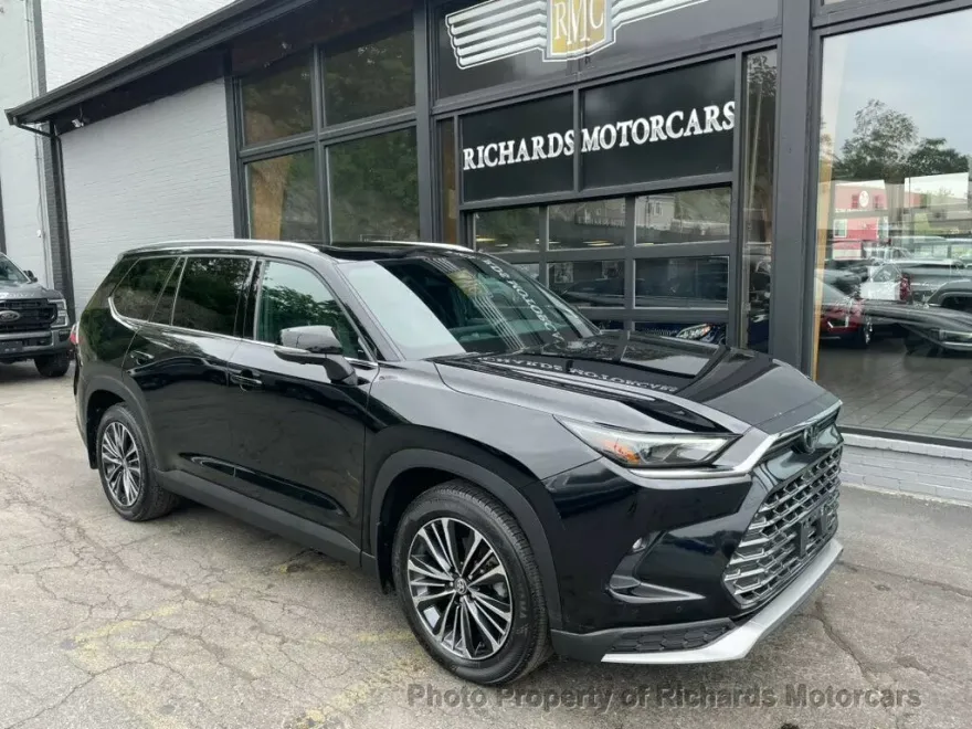 2024 Toyota Grand Highlander Platinum AWD photo 1