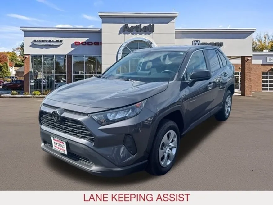 2022 Toyota RAV4 LE photo 1