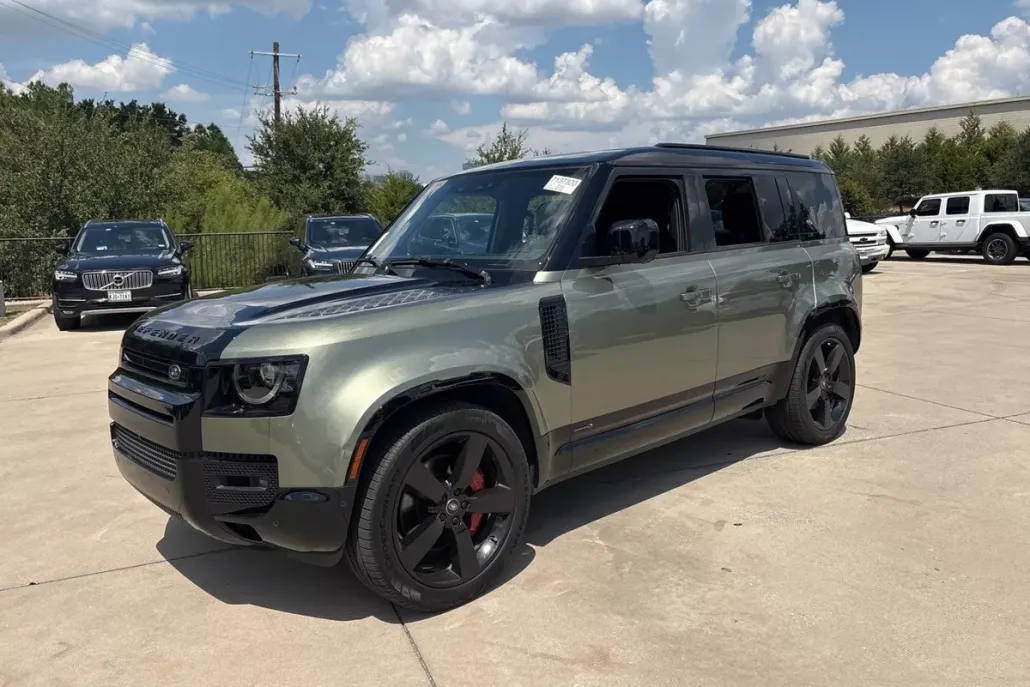 2023 Land Rover Defender 110 photo 1