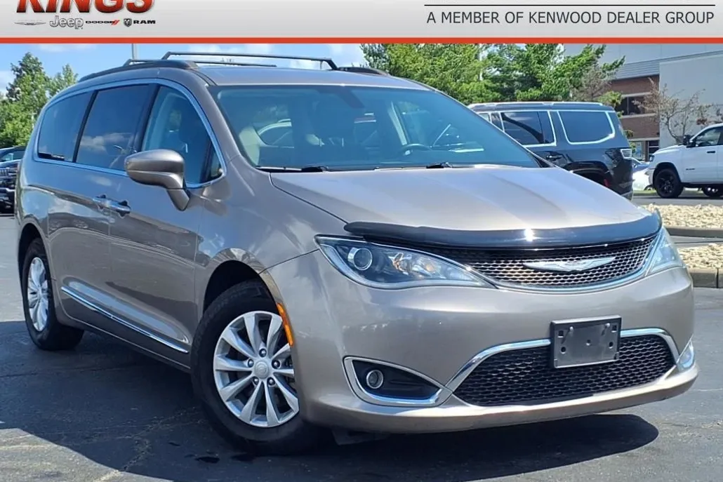 2017 Chrysler Pacifica photo 1