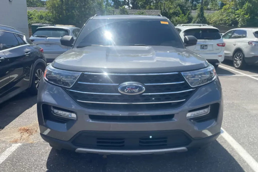 2023 Ford Explorer XLT photo 1