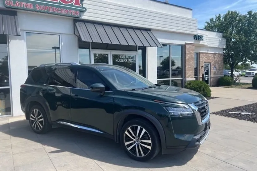 2023 Nissan Pathfinder Platinum photo 1