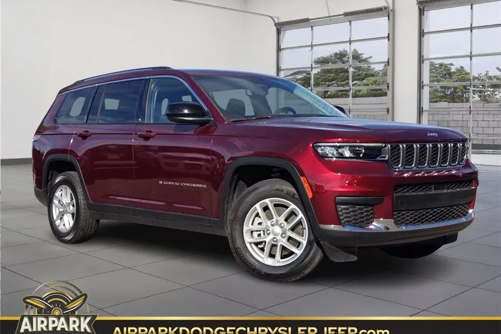 2023 Jeep Grand Cherokee Laredo Sport photo 1