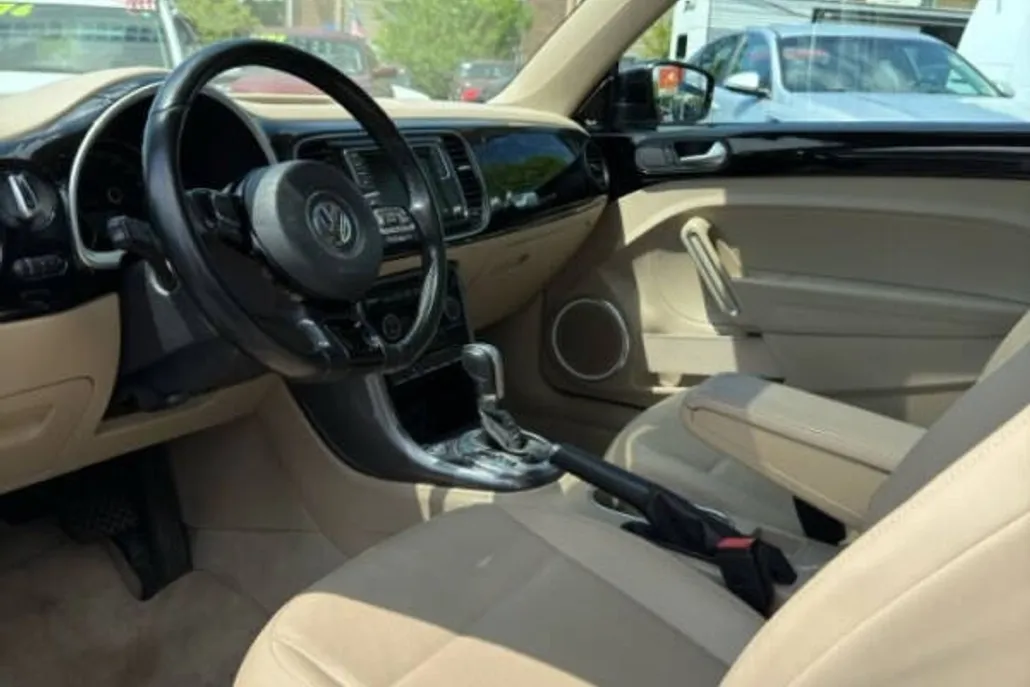 2017 Volkswagen Beetle 1.8T SE photo 1