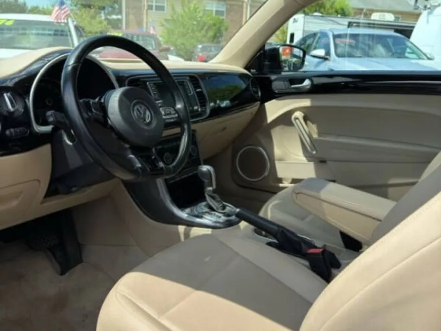 2017 Volkswagen Beetle 1.8T SE photo 1