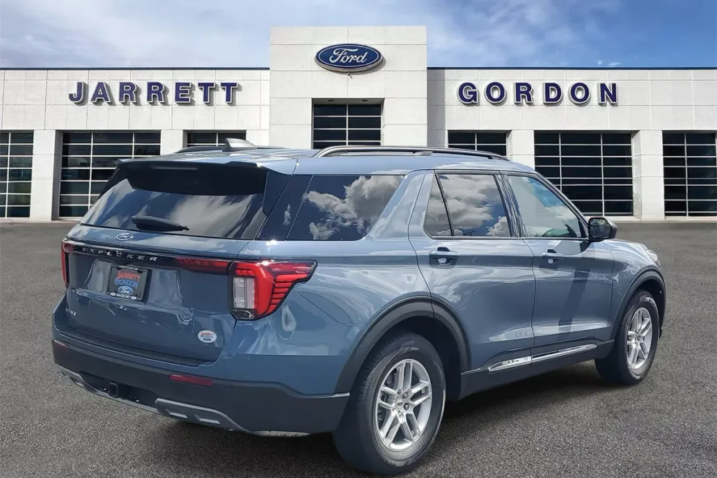2025 Ford Explorer photo 1