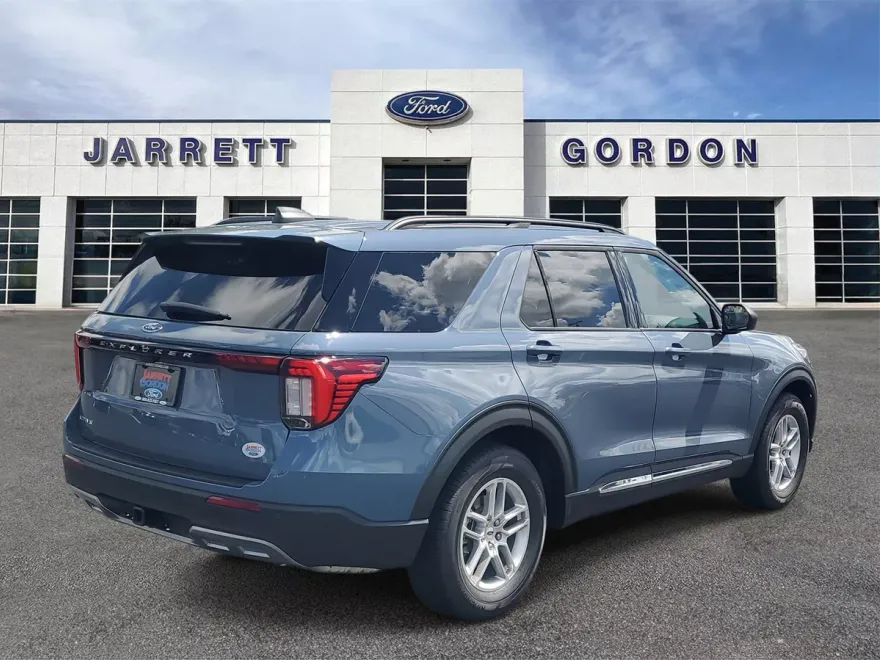 2025 Ford Explorer photo 1