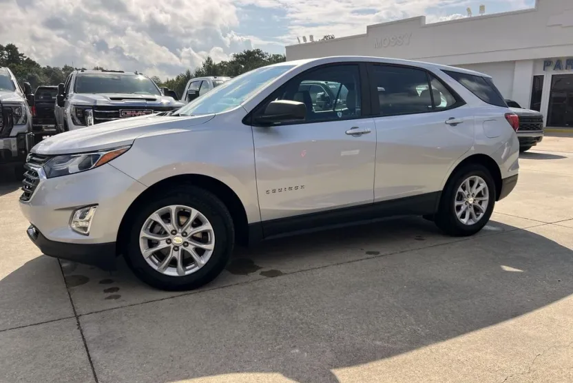 2021 Chevrolet Equinox LS photo 1