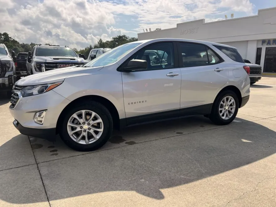 2021 Chevrolet Equinox LS photo 1