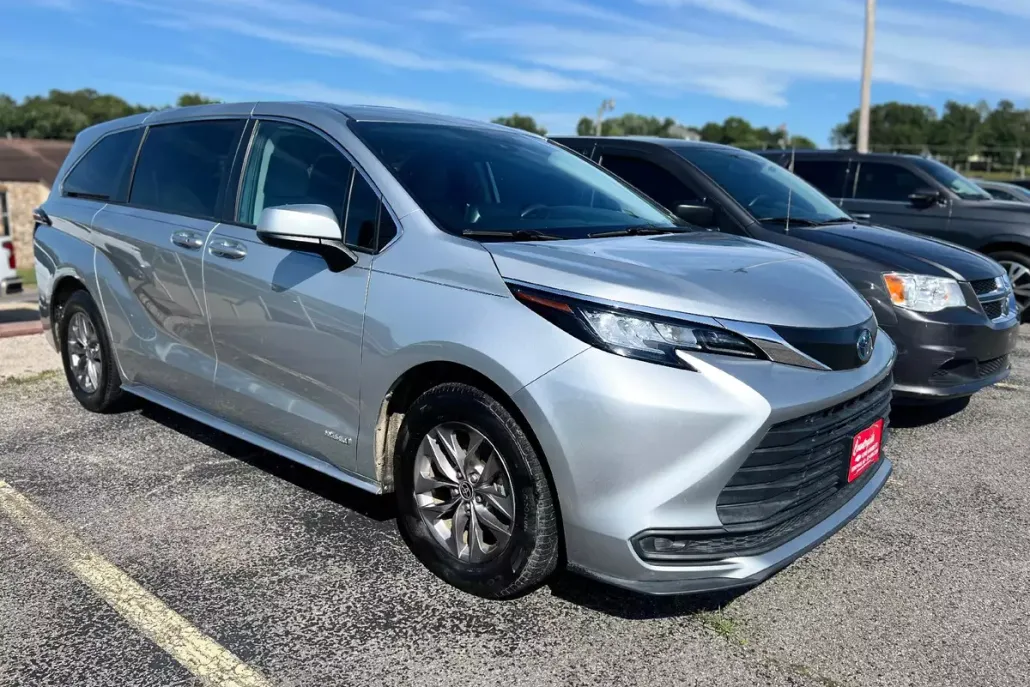 2021 Toyota Sienna LE photo 1