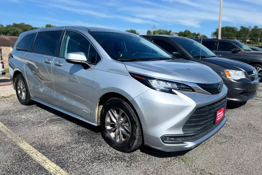 2021 Toyota Sienna LE photo 1