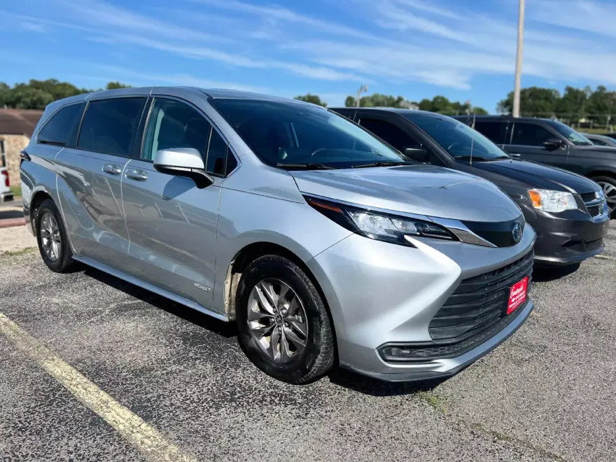 2021 Toyota Sienna LE photo 1