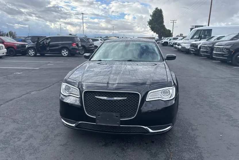 2018 Chrysler 300 Touring photo 1