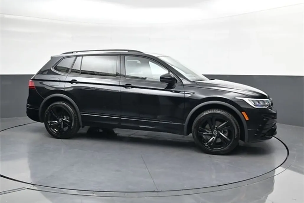 2023 Volkswagen Tiguan SE R-Line Black photo 1