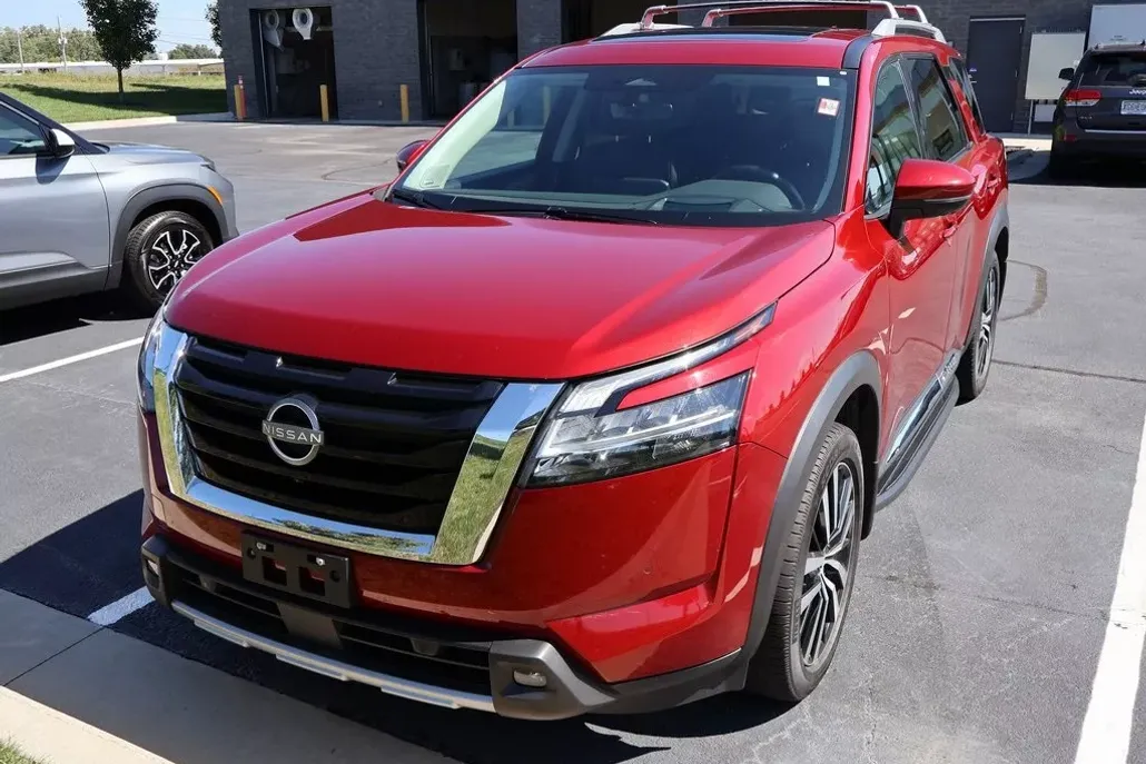 2023 Nissan Pathfinder Platinum photo 1