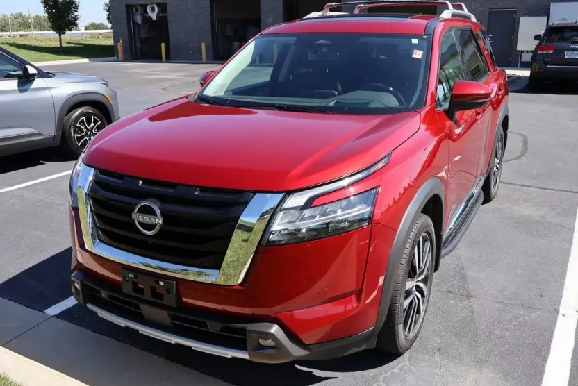2023 Nissan Pathfinder Platinum photo 1