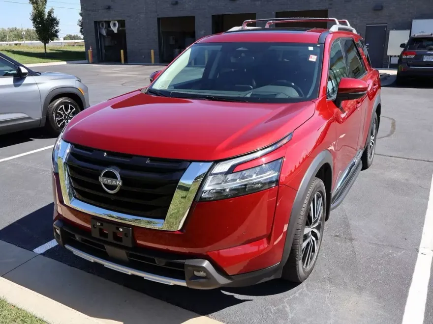 2023 Nissan Pathfinder Platinum photo 1