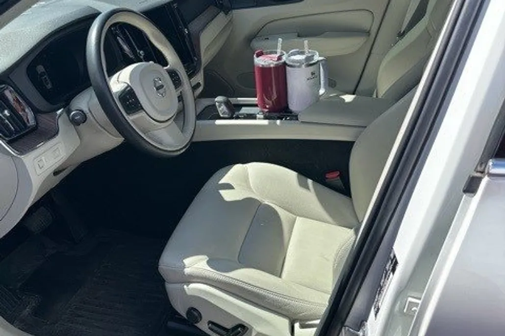 2022 Volvo XC60 B5 Momentum photo 1