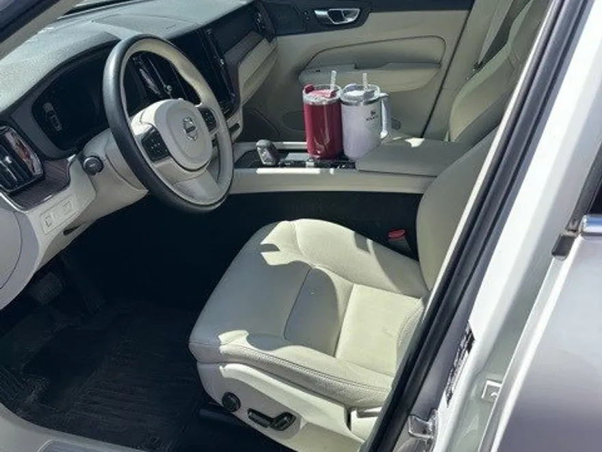 2022 Volvo XC60 B5 Momentum photo 1
