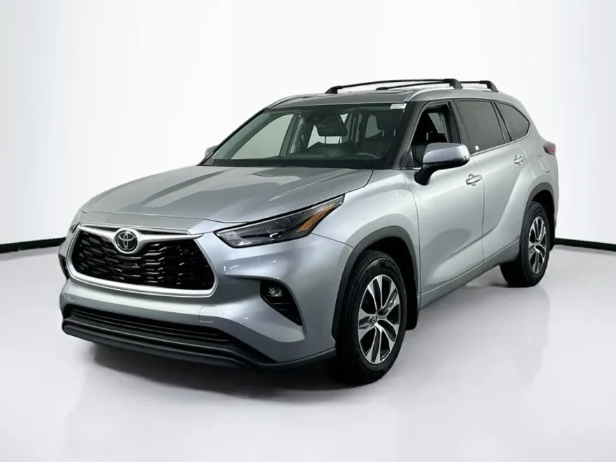 2022 Toyota Highlander XLE photo 1