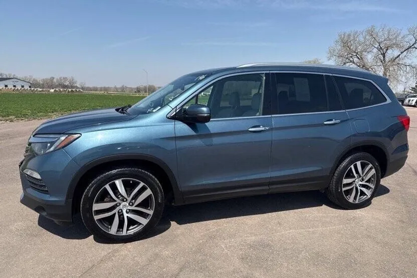 2016 Honda Pilot Touring photo 1