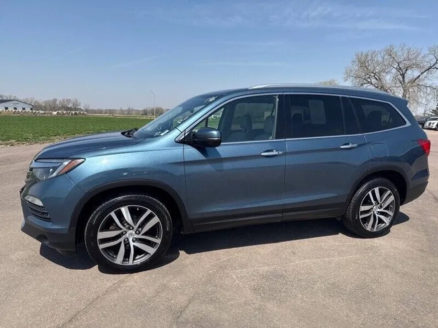 2016 Honda Pilot Touring photo 1