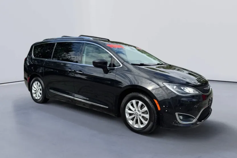 2018 Chrysler Pacifica Touring L photo 1