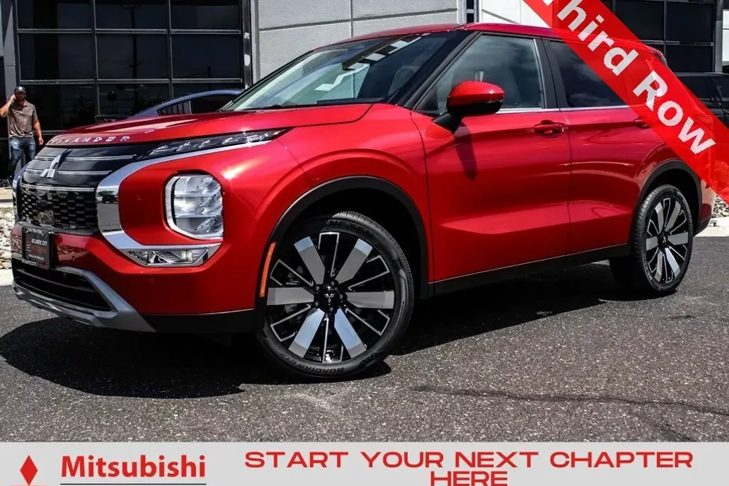 2025 Mitsubishi Outlander SE photo 1