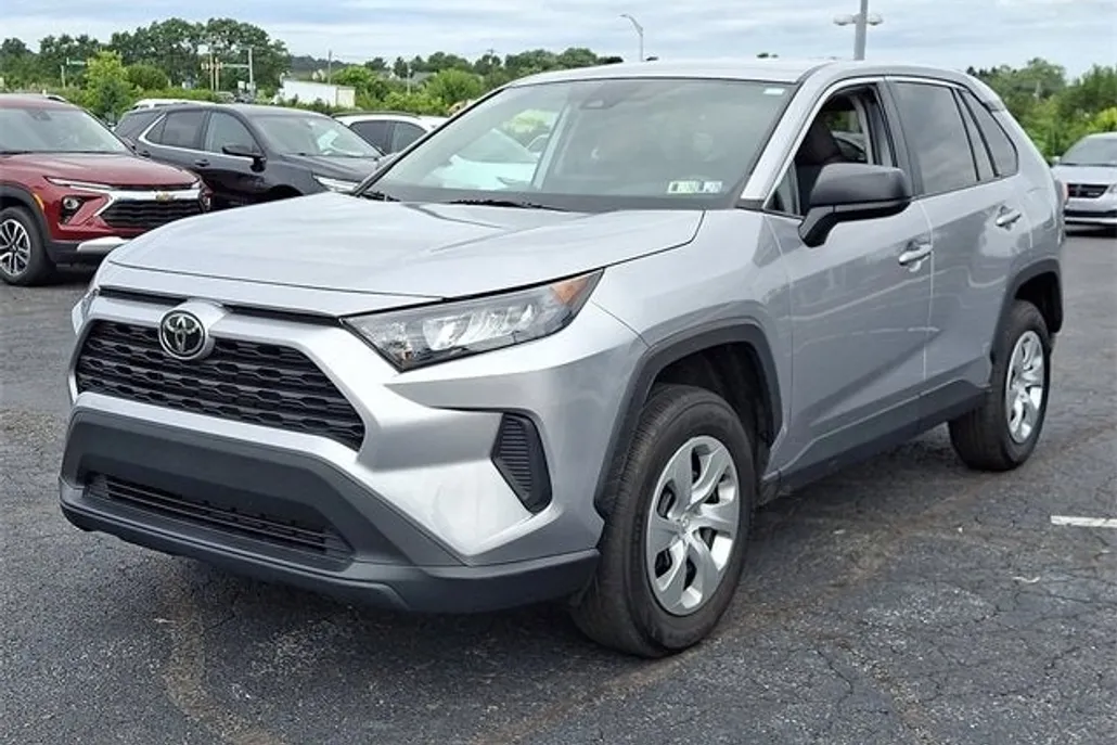 2022 Toyota RAV4 LE photo 1