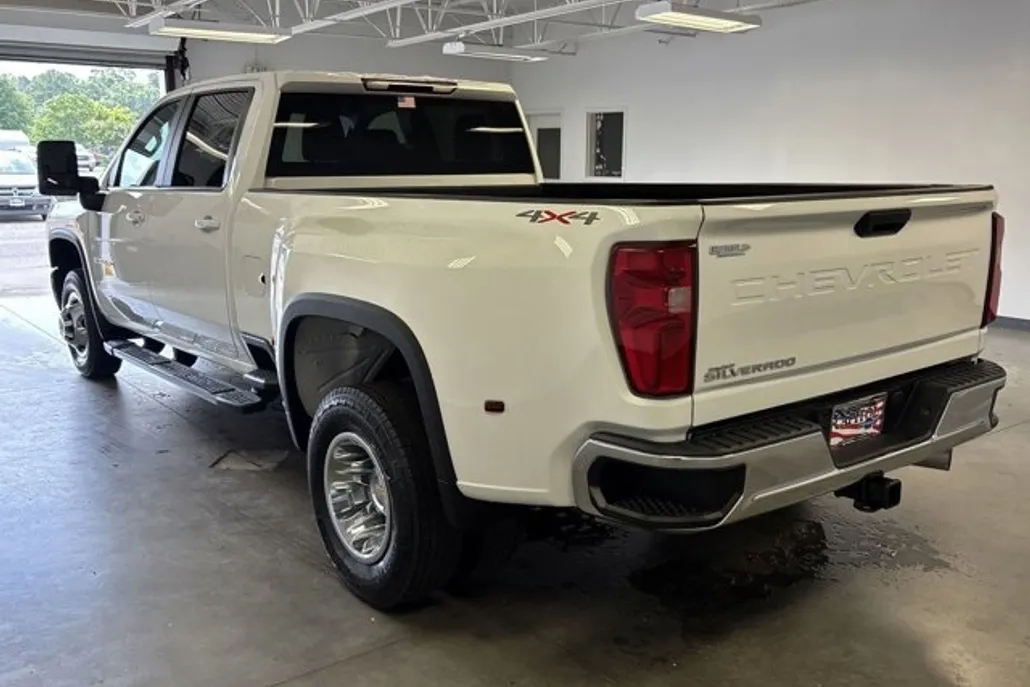 2024 Chevrolet Silverado 3500HD LT photo 1