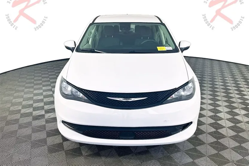 2023 Chrysler Voyager LX photo 1