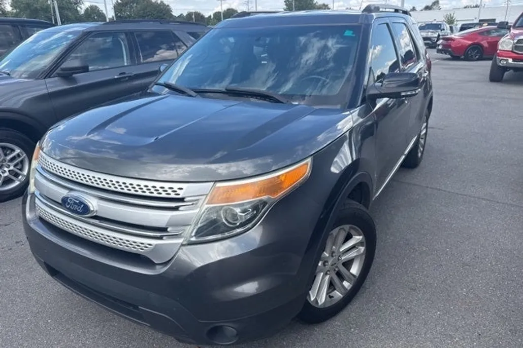 2015 Ford Explorer XLT photo 1