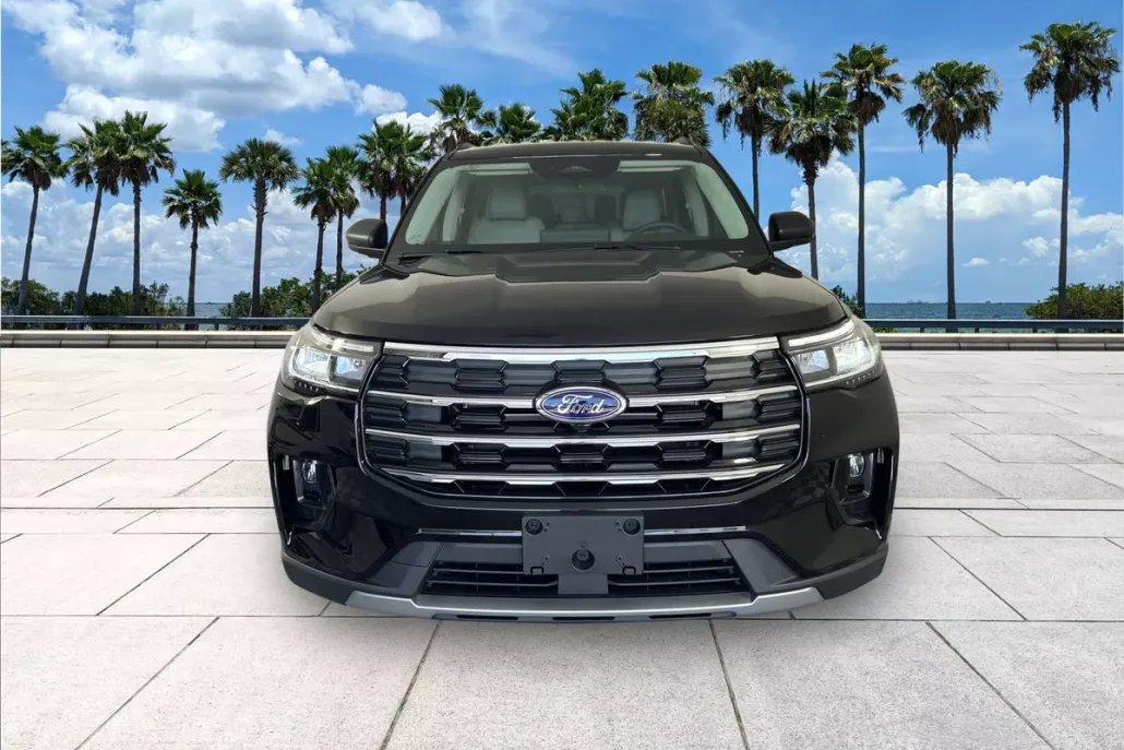2025 Ford Explorer photo 1