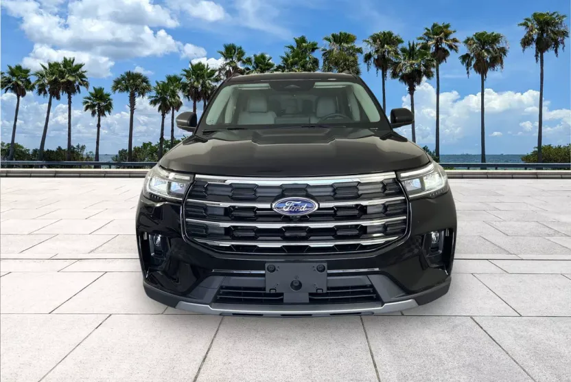 2025 Ford Explorer photo 1