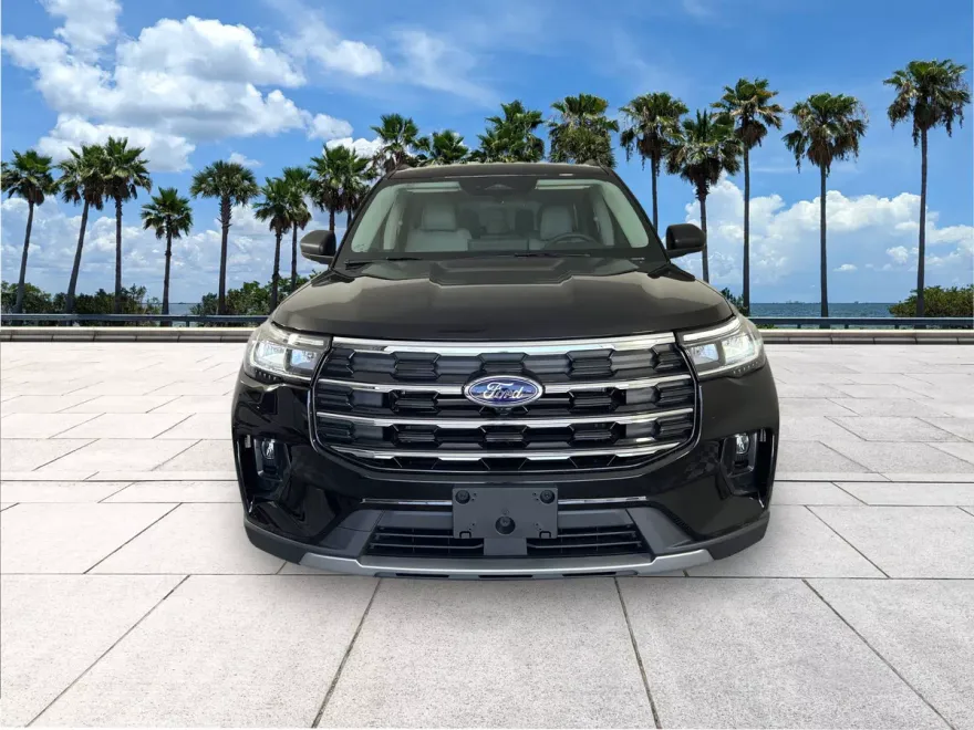 2025 Ford Explorer photo 1