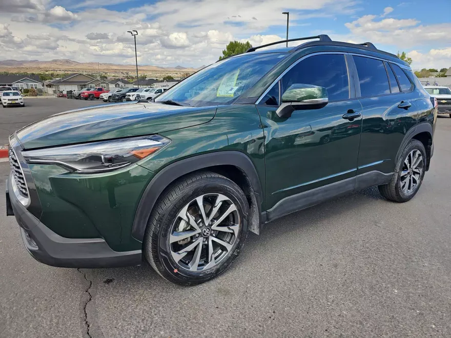 2023 Toyota Corolla Cross XLE photo 1