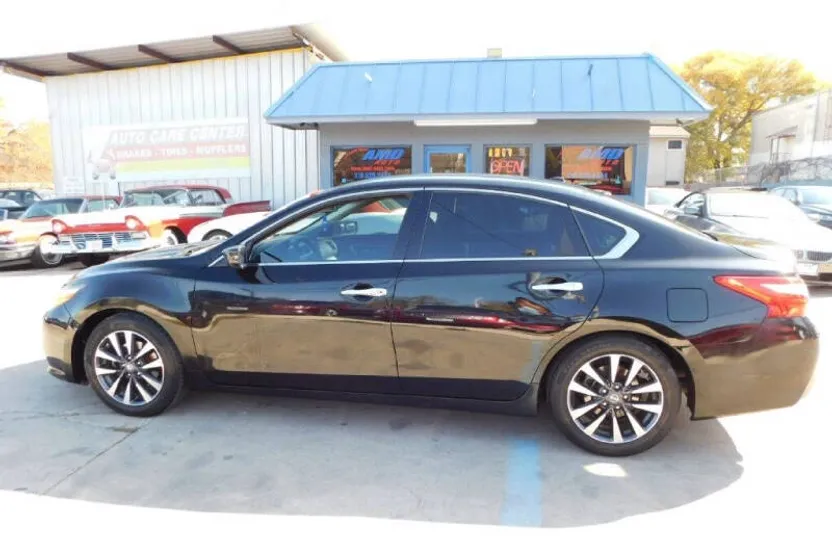 2017 Nissan Altima 2.5 photo 1